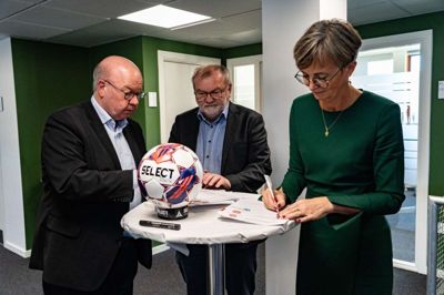 Jesper Møller, formand for DBU, Bent Clausen, formand for DBU Jylland, og Dorte West (V), borgmester i Herning Kommune, underskrev torsdag en ny velfærdsalliance mellem DBU og Herning Kommune. Foto: Herning Kommune