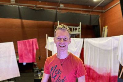 Det er første gang, jeg prøver at være scenedesigner. At jeg skulle være så heldig at have vundet en konkurrence sammen med min hustru har virkelig været en spændende rejse for os, fortæller sangeren Daniel Kjær Holmberg, der er en del af holdet bag »Carmen«-forestillingen lørdag i Ikast. Foto: Operaen i Midten