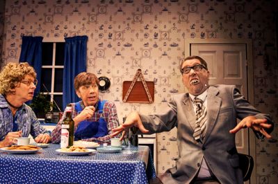 Teater-skuespillerne lykkes næsten med at imitere de rigtig figurer fra tv-julekalenderen The Julekalender, lyder det fra avisens anmelder.