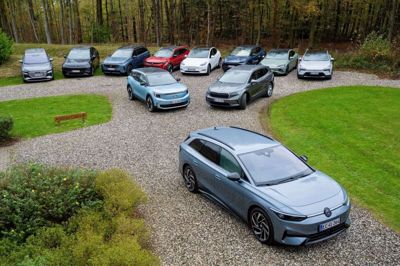 For andet år i træk vinder Volkswagen ID.7 (som ses i forgrunden) titlen som Årets Businessbil. Det er nyt, at den store elbil fra Volkswagen fås som stationcar, der har navnet ID.7 Tourer. (PR-foto). Pr-Foto Jonasi/Ritzau Scanpix