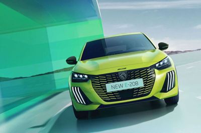 Langt om længe er den opgraderede Peugeot E-208 med længere rækkevidde og stærkere elmotor kommet til Danmark. Det viser sig dog at være ligegyldigt, for priserne er alt for høje. (PR-foto). Pr-Foto/Ritzau Scanpix