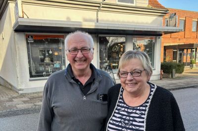 Mona og Stig Kjærgaard nyder fortsat at arbejde, selv om de efterhånden er blevet henholdsvis 74 og 77 år.