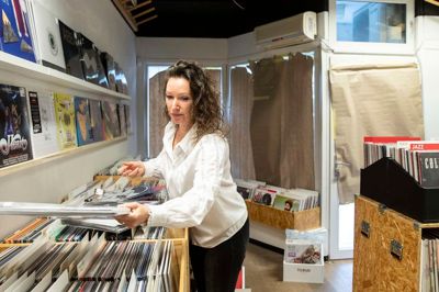 Anja Holme har nu taget initiativ til at genstarte plademessen V-Day. Billedet er fra 2021, da hun i en måneds tid solgte plader i Fonnesbechsgade.