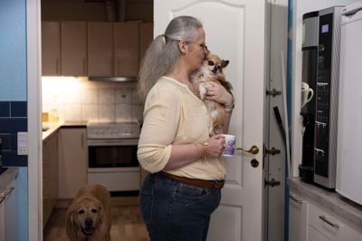 Janie har to dejlige hunde. Uffe er tidligere førerhund, men alderen trykker efter mange gode års tjeneste. Der er bestilt en ny hund, som om et par måneder kan blive koblet på Jannie Rasmussen og sikre, at hun kan færdes trygt i samfundet. I favnen har hun Amigo, som lever en mere forpligtelsesløs tilværelse som familiehund