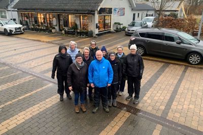 Det er ikke hver morgen, at »Mandagsgåerne« møder op med samtlige 20 medlemmer. Denne morgen var i den grad efterårs-agtigt, så måske det havde en indvirkning. Men hyggeligt - det var det. Forrest til venstre ses stifter Annie Bech Nielsen.