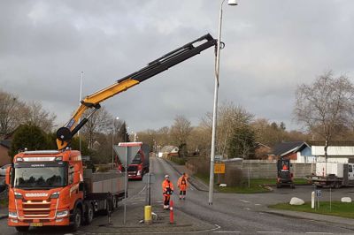 Tirsdag blev den første gadelampe lagt ned i Arnborg. Alle lamper og trafiklys skal fjernes i Arnborg og Skarrild for at give plads for en stor transport fra vindmøllefabrikken Siemenes Gamesa i Brande fredag 6. december.