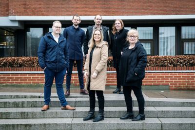 Formanden for udviklings,- og erhvervsudvalget i Ikast-Brande, Simon Vanggaard (DF), vil 10. december fortælle om de seneste nye planer for det kommende borgerhus. Aftenen finder sted i samarbejde med Mediehuset Ikast-Brande. Ved siden af udvalgsformanden ses egnsredaktør Mikkel Korsgaard Christensen, journalist Kasper Malling Beck, journalist Merete Riis Jensen, journalist Laila Kempel og forrest i midten står fotograf Linna Grøn Secher.