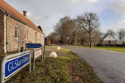 Der bliver ikke langt mellem Arnborg Kirke og det nye sognehus, når det det lille lokalmuseum Hjemstavnshuset til venstre lukker og bliver Arnborgs sognehus.