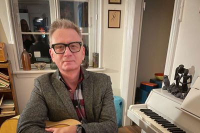 - Der, hvor jeg er, er der musik og sang, og jeg vil glæde mig til at bruge min musikalitet i undervisningen, lyder det fra Henrik Hartvig, der fra 1. januar 2025 er skoleleder på Klovborg Friskole. Foto: Privatfoto