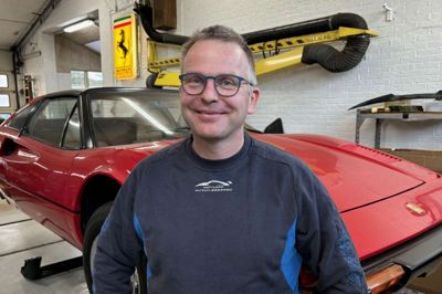 Der er stadig Ferrarier på liften hos Nøvling Autoværksted, som Martin Kjærgaard Hvergel blev medejer af i juni sidste år. Han har nu arbejdet 25 år på værkstedet.