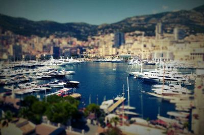 Lilleputstaten Monaco med de mange enorme og flotte både i havnen.