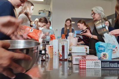 21 elever fra 7. årgang på Lind Skole har valgt madkundskab som valgfag og skal til eksamen i det næste år. I denne uge bagte de julesmåkager til brugerne af varmestuen i Herning.