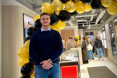 Butikschef Oliver Kölner Wiblemo har 13 ure - et til enhver lejlighed er en nødvendighed ifølge ham. Foto: Asta Wehlmann