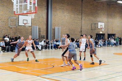 Det blev en tæt kampen imellem de to hold. Basketball Star Academy i hvidt, og Odense Basketball Klub i gråblåt.
