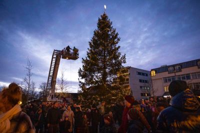 Nok en gang havde Borgmester Ib Lauritsen (V) fået æren af at tænde juletræet på torvet i Ikast, og fra sin kran-kurv kunne han se ned over et mindre menneskehav. Vores Ikast, der stod bag juletræstændingen, anslog, at næsten 3000 mennesker var til stede.