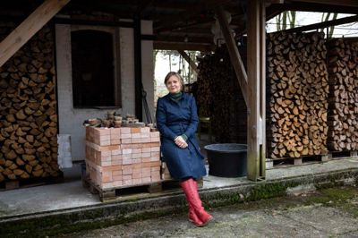 Nina Lund foran åbningen til sin brændefyrede ovn, der giver stentøjet et særligt aftryk, som hun aldrig på forhånd kan vide sig helt sikker på. Keramikeren har også gas- og el-fyrede ovne, når andre udtryk ønskes.