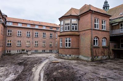Inde midt i sygehusbyggeriet er et vildnis fjernet, og her skal anlægges en have med buske, træer, græs, flisegange og niveauforskel med trapper.