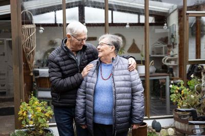 »Sommerhuset« ligger lige uden for køkkendøren og er en stort set daglig fornøjelse for Birte Sass Tarbensen og Jørn Tarbensen. Her bliver måltider indtaget, kanariefuglene i volieren nydt, verden vendt - og om sommeren kan der sågar ses fjernsyn i den hyggelige udestue. Torsdag 5. december fejrer parret krondiamantbryllup med morgensang og åbent hus.