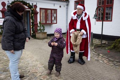 75-årige John Silver har boet i 11 år på Møltrup Optagelseshjem. I år var han udvalgt til at være julemand på det store julemarked. Faktisk var han ikke så vild med tanken. Men efter få timer, meldte han sig allerede som næste års julemand. Her får julemanden en snak med Zia Münchow på fem år og Karina der er mor til Zia.