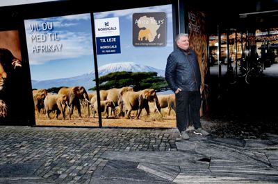 En af de tomme butikker, som Nordicals har på gågaden, er den tidligere Deichmann Sko-butik, hvor Africa Tours nu har lejet vinduerne som reklameplads. - Det, synes jeg, fungerer rigtig godt, så det ikke ser så tomt ud. Men det kræver også, at man har den rigtige virksomhed og den rigtige udlejer, siger Pauli Bach, indehaver Nordicals Herning & Silkeborg.
