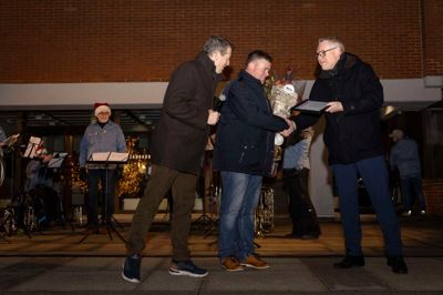 Ib Lauritsen (t.v.) overraskede Jan Grønbæk, mens Allan Kvistgaard Nielsen (t.h.) overrakte det fysiske bevis for modtagelsen af Ikast Bys Initiativpris. Prisen blev indstiftet i 1977 og gik i år til Foreningen Strøgcentret Ikast.