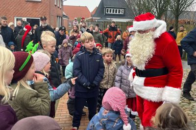 Der gik ikke mange sekunder fra julemanden var kommet ned fra møllen til et par kvikke børn opdagede at skægget var sat fast med en elastik. Galant fik julemanden, Ove Lynderup, henledt børnenes opmærksomhed på noget andet. Og så var det glemt.