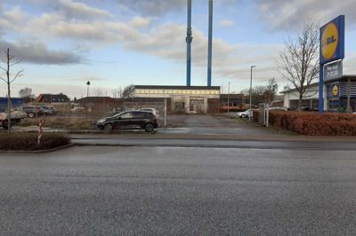 Grunden på Viborgvej med den tidligere vaskehal, som Boligselskabet Fruehøjgaard har ønsket at købe. Grundens ejer Lidl har sagt nej, men ved i dag ikke hvad den tidligere industrigrund så skal bruges til.