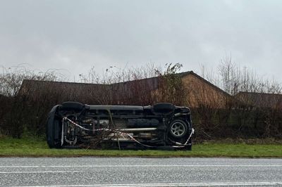 Det ser lidt voldsomt ud her på den nordligste del af Tjørring Hovedgade, men heldigvis skullet der ikke være sket noget med føreren af bilen i forbindelse med uheldet, lyder det fra politiet.
