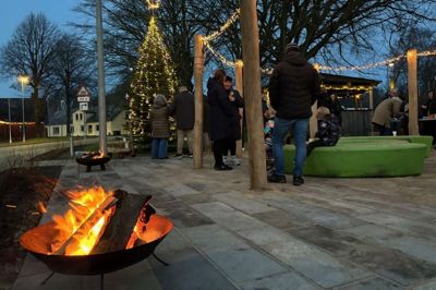 Studsgårds juletræ står på landsbyens nyrenoverede torv og blev tændt den frøste søndag i advent.