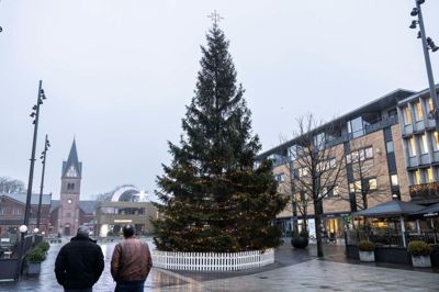 Det øverste lys på juletræet på Torvet var tirsdag formiddag gået ud.