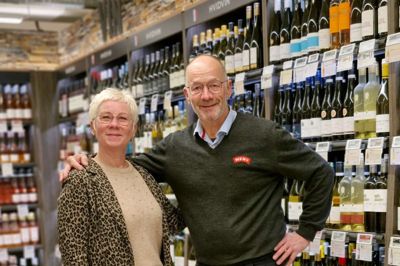 Lise Poulsen og Poul Hansen er klar til at guide de fremmødte, når der på tirsdag er mandeaften i butikken »Hos Lise«. Der er lagt op til en aften med mulighed for at købe julegaven til konen, til kæresten eller til mor. Og så kan årets juleportvin også købes - og smages.