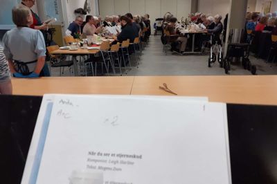 Først var der and. Så var der musik med julesange som »Når du ser et stjerneskud« på Aktivcentret i Herning ved fællesspisningen mandag.