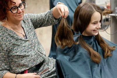 11-årige Elmin Risovic fik forleden klippet et godt stykke af sit lange hår af. Hans håb er, at det donerede hår kan blive til en paryk, som en kræftramt på sigt kan få glæde af.