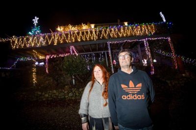 Til at starte med var Torben Juhl Hansen egentlig ikke vild med tanken om at pynte op med farvestrålende lyskæder, da Yvonne Bettina Juhl Hansen tilbage i 2008 kom hjem fra Ikea med en lyskæde. - Sådan en pornohytte skal jeg altså ikke bo i, sagde han. Men fra at være modstander af blinkende lyskæder var det ham, der tog opgaven på sig med at udvide repertoiret af lyskæder og lysende julefigurer. Siden blev det til en familietradition at pynte op med julelys.