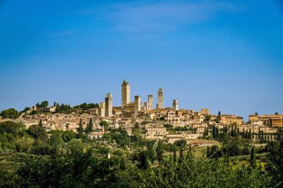 Med sine majestætiske tårne, der rejser sig stolt i horisonten, er San Gimignano en af de mest ikoniske og genkendelige byer i Toscana.