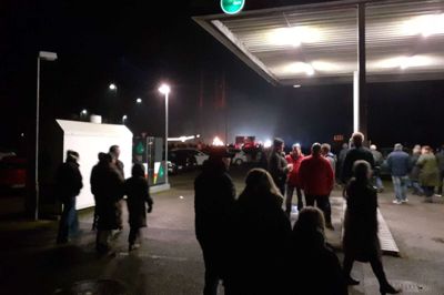 Mellem 200 og 300 tilskuere ventede tålmodigt i Arnborg på særtransporten fra Brande.