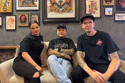 Annemette Pedersen, Jacob Brask og Søren Ardal har fundet sig godt tilrette i Aulum med tatovørforretnignen Brask Tattoo. Branden, der for lidt under et år siden ødelagde deres forretning, har ikke haft held til at ødelægge deres kampgejst om at drive den videre.