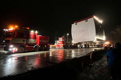 Huset til verdens største vindmølle kom gennem Skarrild i december 2024. Til juni skal endnu en stor transport - denne gang af et flydefundament til havvindmøller - fragtes fra Brande gennem Arnborg, Skarrild og Sdr. Felding.