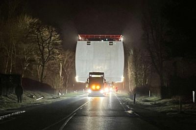 Det så intet mindre endt vildt ud, da tre dele til verdens største vindmølle natten til lørdag ankom til Skarrild.