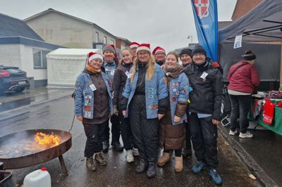 Julie Kjeldstrup står i midten sammen med FDF i Sunds, som bespiste omkring 1000 lokale munde.