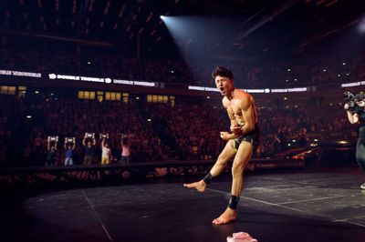 Når man lige har vundet mændenes individuelle konkurrence med et spring til 10 point, er det farvel og tak til trøjen. Tofig Aliyev fra Aserbajdsjan begejstrede publikum med sin farverige personlighed og atletisk spring.