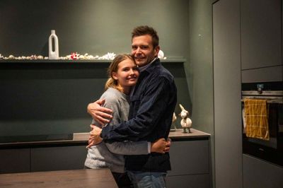 Karsten Gregersen - far til Madeline Gregersen, der blev kraftigt forbrændt i en fysikulykke på Snejbjerg Skole - modtager nyheden om bøden til Herning Kommune med blandede følelser.