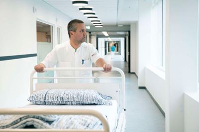 Røde Kors' frivillige patientstøtter får generelt stor ros for deres hjælp med at vise Gødstrup-patienter vej på hospitalet. Men de må ikke stå for den interne transport af patienter, fortæller fællestillidsrepræsentant Heine Kristiansen fra hospitalets driftsafdeling - og det er tilsyneladende skredet en smule på det seneste.