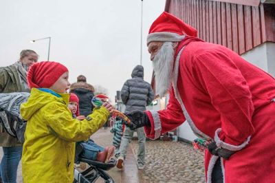 Kibæk er fyldt med gode traditioner. En af dem er julemandsvækningen ved Kibæk Mølle. I år deltog omkring 700 mennesker.