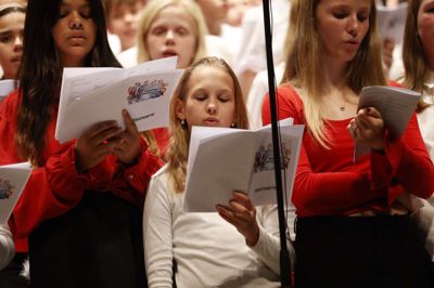 Smukke stemmer forenes, når det traditionen tro er tid til julekoncert i Engesvang.