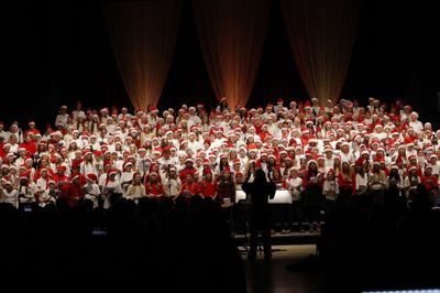I december 2024 tog Skolernes Julekoncert publikum i en fyldt koncertsal i kongrescentret med storm og nyt koncept. Onsdag 10. december synger årets kæmpekor julen ind i Herning.