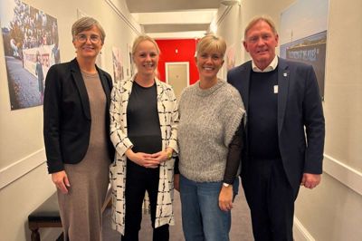 De to borgmestre Dorte West (t.v.) og Per Bach Laursen (t.h.) mødtes med blandt andre Signe Munk og Theresa Berg Andersen fra SF. Foto: PR-foto