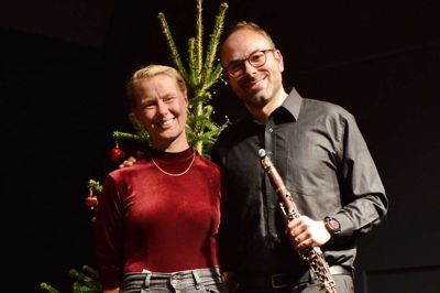 Julehyggen med Ensemblets Venner blev også en slags afskedskoncert med Tommaso Lonquich, som her ses med ensemblets producent Inga Rømer, som der også blev sagt farvel til, da hun har taget imod en jobmulighed i Musikhuset Aarhus. Foto: Ensemble Midtvest