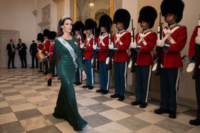 Prinsesse Marie var blandt gæsterne ved kongeparrets gallataffel for Egyptens præsident på Christiansborg Slot i København. Det ses som et tegn på, at kong Frederik er ved at klinke skårene i forholdet til sin bror og svigerinde.