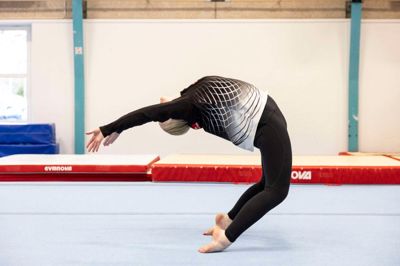 Lærke Tolstrup er opvokset i en gymnastiksal og har fra barnsben dyrket blandt andet springgymnastik i Ikast GF. Ikke mindst i Hyldgårdshallen. Nu står den tidligere verdensholdsgymnast bag DGI Verdensholdet anno 2025/2026.
